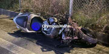 Η μία από τις δύο μηχανές που ενεπλάκησαν στο δυστύχημα. Ο θάνατος των δύο οδηγών κατά τη σύγκρουση ήταν ακαριαίος (φωτ.: OlympusMera.gr)