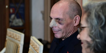 Με μαυρισμένο μάτι και σπασμένη μύτη ο Γιάνης Βαρουφάκης στη συνάντηση με τον Νίκο Χριστοδουλίδη (φωτ.: EUROKINISSI / Μιχάλης Καραγιάννης)