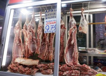 Στο πασχαλινό καλάθι αναμένεται να μπουν επιπλέον είδη στην κατηγορία του κρέατος, το αρνί και το κατσικάκι, επίσης το τσουρέκι καθώς και τα σοκολατένια αβγά (φωτ.: EUROKIΝΙSSI/Αναστάσης Ναρεκιάν)
