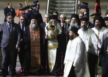 Το Άγιο Φως φτάνει στο αεροδρόμιο «Ελ. Βενιζέλος» (φωτ.: Eurokinissi/Χρήστος Μπόνης)