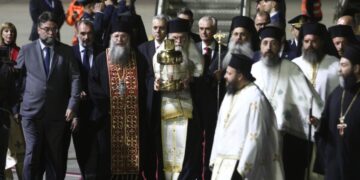 Το Άγιο Φως φτάνει στο αεροδρόμιο «Ελ. Βενιζέλος» (φωτ.: Eurokinissi/Χρήστος Μπόνης)
