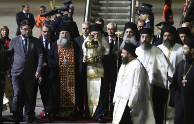 Το Άγιο Φως φτάνει στο αεροδρόμιο «Ελ. Βενιζέλος» (φωτ.: Eurokinissi/Χρήστος Μπόνης)