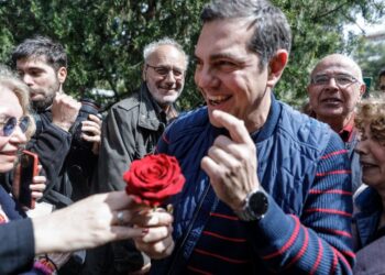 Ο πρόεδρος του ΣΥΡΙΖΑ-Προοδευτική Συμμαχία Αλέξης Τσίπρας στη Νέα Σμύρνη (φωτ.: Γιώργος Κονταρίνης/ EUROKINISSI)