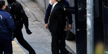 Ο κατηγορούμενος Μπάμπης Αναγνωστόπουλος οδηγείται στο Εφετείο Αθηνών (φωτ.: ΑΠΕ-ΜΠΕ / Αλέξανδρος Βλάχος)