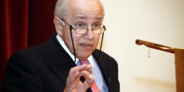 Στιγμιότυπο από την ομιλία του καθηγητή Βασίλη Μαρκεζίνη στο Πολεμικό Μουσείο, Τρίτη 20 Μαρτίου 2012. (Φωτ.: Eurokinissi/Γιώργος Κονταρίνης)