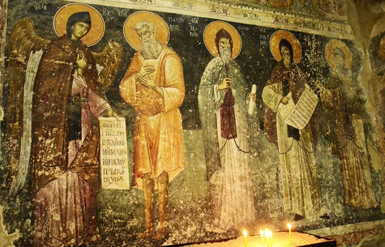 Ο άγγελος παραδίδει στον Άγιο Παχώμιο το τυπικό του πρώτου μοναστικού κοινοβίου. Ναός του Αγίου Γεωργίου, Στάρο Ναγκορίτσινο, 14ος αι. (πηγή: commons.wikimedia.org)