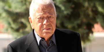 Ο εκδότης Γιώργος Μπόμπολας προσέρχεται στην κηδεία του συγγραφέα Νίκου Θέμελη, το 2011 (φωτ. αρχείου: ΑΠΕ-ΜΠΕ/ Αλέξανδρος Βλάχος)