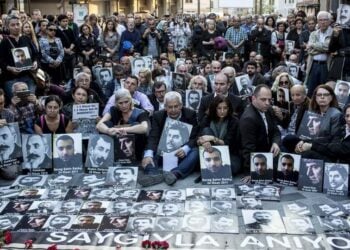 Τούρκοι και Αρμένιοι κρατούν φωτογραφίες θυμάτων και του δολοφονημένου δημοσιογράφου Χραντ Ντινκ, κατά τη διάρκεια εκδήλωσης μνήμης για την 103η επέτειο από τη Γενοκτονία των Αρμενίων (φωτ. αρχείου: EPA/ Sedat Suna)