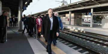 Στο πρώτο δρομολόγιο στη γραμμή Αθήνα-Θεσσαλονίκη μετά το δυστύχημα στα Τέμπη με αναχώρηση από τον σταθμό Λαρίσης για Καλαμπάκα ο υπουργός Επικρατείας και αρμόδιος για θέματα Υποδομών και Μεταφορών Γιώργος Γεραπετρίτης, ο πρόεδρος και διευθύνων σύμβουλος του ΟΣΕ Παναγιώτης Τερεζάκης και στελέχη της Hellenic Τrain (φωτ.: Eurokinissi/Τατιάνα Μπόλαρη)