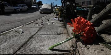 Λουλούδια στο σημείο όπου έπεσε νεκρός ο δημοσιογράφος Γιώργος Καραϊβάζ, τον Απρίλιο του 2021, στον Άλιμο (φωτ. αρχείου: Eurokinissi/Γιάννης Παναγόπουλος)