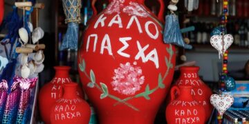 Μπότηδες σε κατάστημα στην πόλη της Κέρκυρας
(φωτ.: Γιώργος Κονταρίνης/EUROKINISSI)