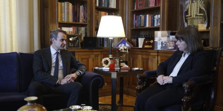 Συνάντηση της προέδρου της Δημοκρατίας Κατερίνας Σακελλαροπούλου με τον πρωθυπουργό Κυριάκο Μητσοτάκη (φωτ. αρχείου: Eurokinissi/Γιώργος Κονταρίνης)