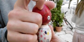 Τσούγκρισμα αυγών όπως προβλέπει το πασχαλινό έθιμο (φωτ.: Eurokinissi/Χρήστος Μπόνης)