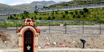 Εικονοστάσι στο σημείο του σιδηροδρομικού δυστυχήματος στα Τέμπη (φωτ.: EUROKINISSI / Λεωνίδας Τζέκας)