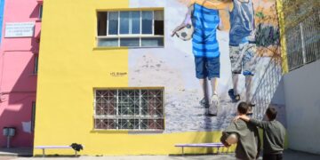 Σκοπός της τοιχογραφίας είναι να εμπεδωθεί «ένα κλίμα συνεργασίας φιλίας και αγάπης, μέσα στα σχολεία (φωτ.: Δήμος Νεάπολης-Συκεών)