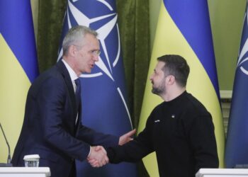 Χειραψία Ζελένσκι-Στόλτενμπεργκ κατά τη διάρκεια της κοινής συνέντευξης Τύπου στο Κίεβο (φωτ.: EPA/Sergey Dolzhenko)