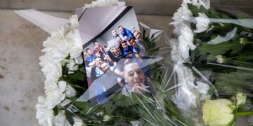 Λουλούδια και μια αναμνηστική φωτογραφία στο σημείο όπου δολοφονήθηκε ο Άλκης Καμπανός (φωτ.: EUROKINISSI /Ραφαήλ Γεωργιάδης)