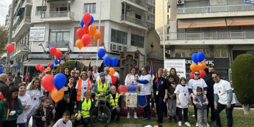 Λίγο πριν από την ποδηλατοπορεία, στο μνημείο Χάτσκαρ απέναντι από τη ΧΑΝΘ (φωτ.: Αρμενική Κοινότητα Θεσσαλονίκης)