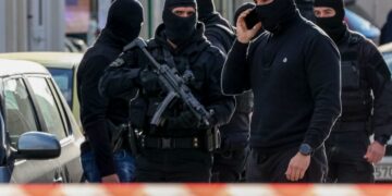 Αστυνομικοί στη διάρκεια επιχείρησης (φωτ. αρχείου: EUROKINISSI/Στέφανος Ραπάνης)