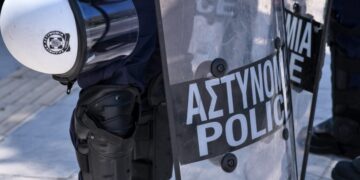 Ο 33χρονος αστυνομικός φέρεται να αναφέρει πως η ποσότητα ναρκωτικών που βρέθηκε στο σπίτι του ήταν αποκλειστικά για δική του χρήση καθώς είναι χρόνια εθισμένος και η υπεράσπισή του φαίνεται να επικαλείται διακίνηση μεταξύ χρηστών και όχι εμπορία ναρκωτικών (φωτ.: EUROKINISSI/Λεωνίδας Μπακόλας)