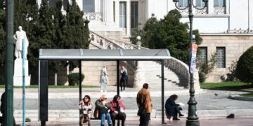 Πολίτες αναμένουν το λεωφορείο. Αύριο συνεχίζονται για πέμπτη ημέρα οι κινητοποιήσεις των εργαζομένων στα λεωφορεία και τα τρόλεϊ της Αθήνας (φωτ.: EUROKINISSI/Έφη Σκάζα)