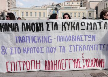 Συγκέντρωση αλληλεγγύης για τη 12χρονη μπροστά από το δημαρχείο της Αθήνας, στη πλατεία Κοτζιά (φωτ.: EUROKINISSI/Κώστας Τζούμας)