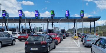 Ουρές αυτοκινήτων στο ρεύμα προς Αθήνα στα διόδια της Αγίας Τριάδας στη Φθιώτιδα, τη Δευτέρα του Πάσχα (φωτ.: ΑΠΕ-ΜΠΕ/Άρης Μαρτάκος)