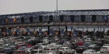 Στιγμιότυπο από τα διόδια της Ελευσίνας την περσινή περίοδο του Πάσχα (φωτ.: EUROKINISSI/Βασίλης Ρεμπάπης)