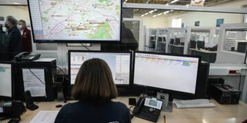 Σε όλες τις περιπτώσεις μέσω της εφαρμογής, ο τηλεφωνητής ή τηλεφωνήτρια βλέπει ταυτόχρονα την ακριβή θέση των ατόμων στον χάρτη και η αναχώρηση ασθενοφόρου ή περιπολικού γίνεται πολύ πιο γρήγορα (φωτ.: EUROKINISSI/Μιχάλης Καραγιάννης)