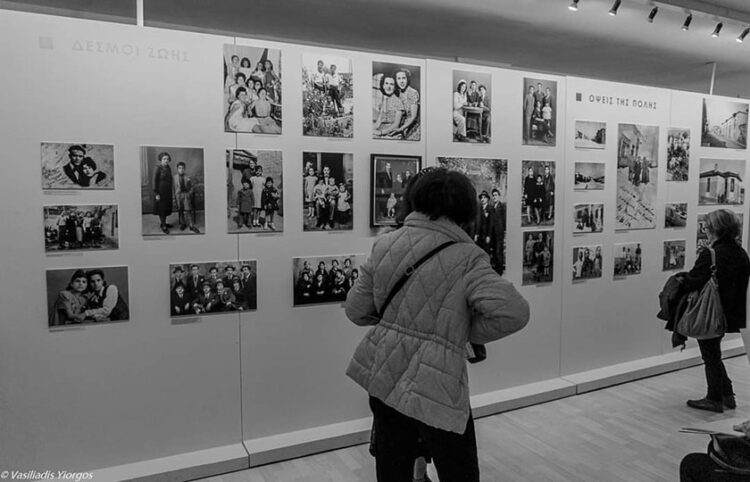 (Φωτ.: Δημοτική Πινακοθήκη «Ντίνος Κατσαφάνας» / Γιώργος Βασιλειάδης)