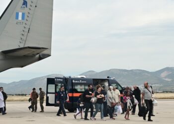 Στιγμιότυπο από την άφιξη ομογενών από το Σουδάν στο αεροδρόμιο της Ελευσίνας το πρωί της Τρίτης (φωτ.: EUROKINISSI/Μιχάλης Καραγιάννης)