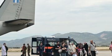 Στιγμιότυπο από την άφιξη ομογενών από το Σουδάν στο αεροδρόμιο της Ελευσίνας το πρωί της Τρίτης (φωτ.: EUROKINISSI/Μιχάλης Καραγιάννης)