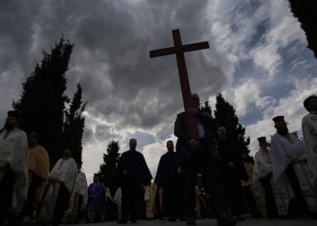 Περιφορά του Επιταφίου στο Νέο Κοιμητήριο Λάρισας (φωτ.: EUROKINISSI / Λεωνίδας Τζέκας)