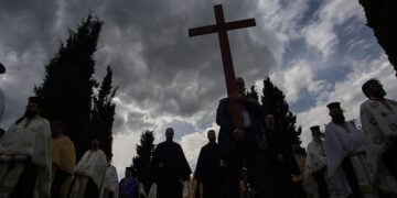 Περιφορά του Επιταφίου στο Νέο Κοιμητήριο Λάρισας (φωτ.: EUROKINISSI / Λεωνίδας Τζέκας)