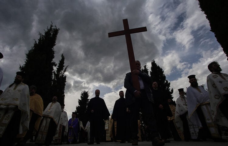 Περιφορά του Επιταφίου στο Νέο Κοιμητήριο Λάρισας (φωτ.: EUROKINISSI / Λεωνίδας Τζέκας)