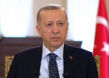 Στιγμιότυπο από την τελευταία τηλεοπτική συνέντευξη στην οποία εμφανίστηκε κάτωχρος ο Ρετζέπ Ταγίπ Ερντογάν, πριν διακοπεί εσπευσμένα (φωτ.: twitter)