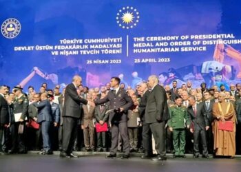Ο Τούρκος πρόεδρος βράβευσε μεταξύ άλλων τον πυραγό Θωμά Κρικέλλη και τον Έλληνα πρέσβη στην Άγκυρα Χριστόδουλο Λάζαρη (φωτ.: YouTube)