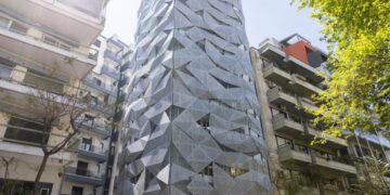 Το κτήριο τραβάει τα βλέμματα με τον σχεδιασμό και τη σύγχρονη αρχιτεκτονική του (φωτ.: ΑΠΕ-ΜΠΕ/Αχιλλέας Χήρας)