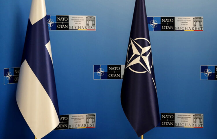 Οι σημαίες της Φινλανδίας και του ΝΑΤΟ (φωτ.: EPA / Robert Ghement)