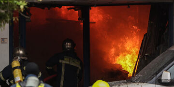 Πυροσβέστες στο κατάστημα με χρώματα στη Δημητρίου στον Πειραιά (φωτ.: EUROKINISSI / Βασίλης Ρεμπάπης)