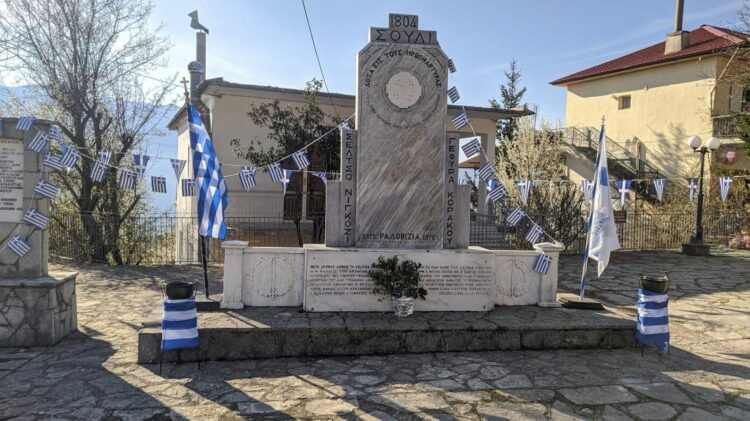 Μνημείο αφιερωμένο
στην ιστορική γέφυρα Κοράκου, στον Αχελώο που ανατινάχθηκε τη νύχτα της 28ης Μαρτίου του 1949 (φωτ.: ΑΠΕ-ΜΠΕ/Μαίρη Τζώρα)