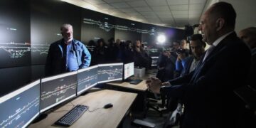 Επίσκεψη στο νέο Κέντρο Ελέγχου Κυκλοφορίας και Τηλεδιοίκησης που ολοκληρώνεται στον σιδηροδρομικό σταθμό της Λάρισας πραγματοποίησε ο υπουργός Επικρατείας και Μεταφορών Γιώργος Γεραπετρίτης (πρώτος από δεξιά) (φωτ.: EUROKINISSI/Λεωνίδας Τζέκας)