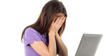 Οι δράστες έστελναν απατηλό μήνυμα ότι οι χρήστριες απεικονίζονταν σε «ροζ» ιστοσελίδα, προτρέποντάς τες να ακολουθήσουν συνημμένο σύνδεσμο (link) και να καταχωρίσουν προσωπικούς τους κωδικούς (φωτ.: Pixabay/Concord90)