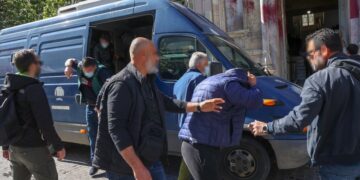 Στιγμιότυπο από την προσαγωγή των κατηγορουμένων στον εισαγγελέα Ηρακλείου (φωτ.: EUROKINISSI/Στέφανος Ραπάνης)