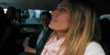 Η Εύα Καϊλή μετά από την αποφυλάκισή της από τις φυλακές του Χάρεν. Δίπλα της ο Μιχάλης Δημητρακόπουλος (φωτ.: EPA / Olivier Hoslet)