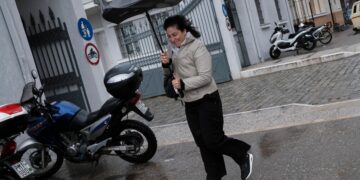 Μία γυναίκα προσπαθεί να κρατήσει την ομπρέλα της ενάντια στους ισχυρούς ανέμους που πνέουν σε συνδυασμό με έντονες βροχοπτώσεις από την κακοκαιρία Ilina (φωτ.: ΑΠΕ-ΜΠΕ/Αχιλλέας Χήρας)