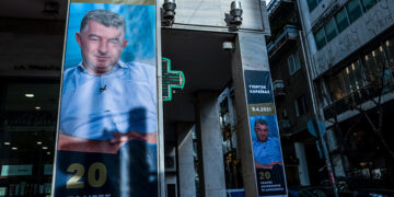 Μπάνερ στη πρόσοψη του κτηρίου της ΕΣΗΕΑ για τον Γιώργο Καραϊβάζ (φωτ.: EUROKINISSI / Βασίλης Ρεμπάπης)