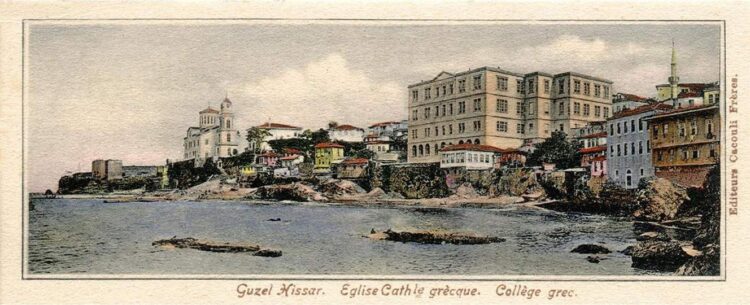 Καρτ ποστάλ εποχής, με φόντο το Φροντιστήριο της Τραπεζούντας (φωτ.: Αρχείου Μ. Ψαθά - Λένα Νίτσου)