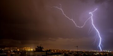 Η ΕΜΥ προειδοποιεί ότι οι σημερινές καταιγίδες θα συνοδεύονται κατά τόπους από μεγάλη συχνότητα κεραυνών (φωτ.: EUROKINISSI)