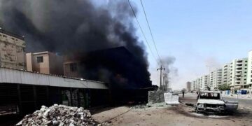 Δρόμος στο Χαρτούμ, ο οποίος έχει μετατραπεί σε πεδίο μάχης (φωτ. αρχείου: ΕΡΑ/Πρεσβεία της Ινδονησίας)